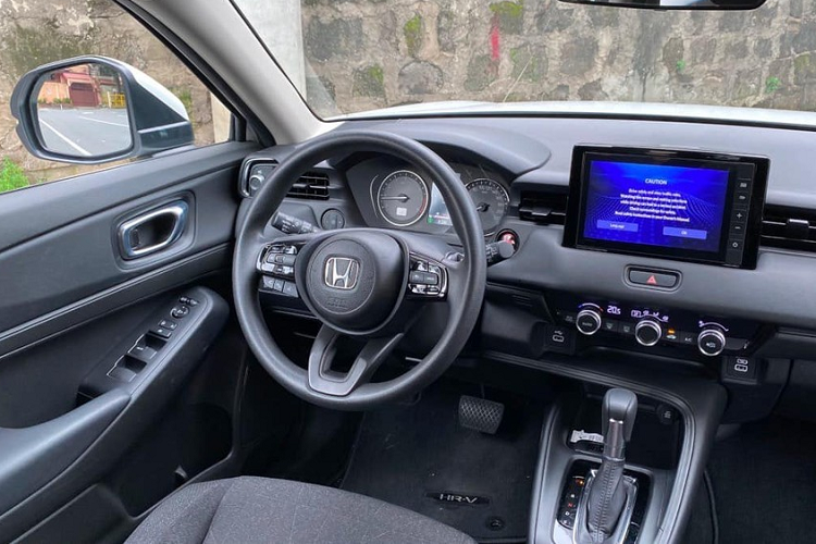 Vô lăng của bản G cũng chỉ được bọc Urethane thay vì bọc da. Đằng sau vô lăng của bản G là bảng đồng hồ analog, đi kèm màn hình đa thông tin nhỏ ở giữa, nên trông kém cao cấp hơn. Trong khi đó, bản L và RS dùng bảng đồng hồ kỹ thuật số với màn hình 7 inch.