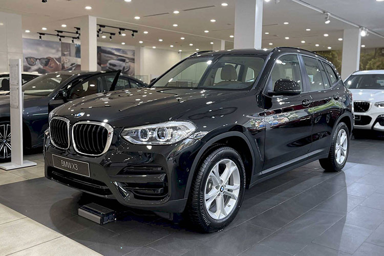 Tuy nhiên, mức giá xe BMW X3 lắp ráp Việt Nam này mới chỉ là tin đồn, và hiện vẫn chưa được THACO xác nhận. Sự khác biệt dễ nhận thấy nhất ở bản facelift lắp ráp so với bản cũ nhập khẩu là thiết kế nội và ngoại thất
