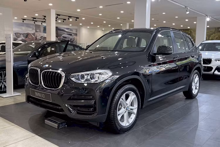 Tuy nhiên, mức giá xe BMW X3 lắp ráp Việt Nam này mới chỉ là tin đồn, và hiện vẫn chưa được THACO xác nhận. Sự khác biệt dễ nhận thấy nhất ở bản facelift lắp ráp so với bản cũ nhập khẩu là thiết kế nội và ngoại thất