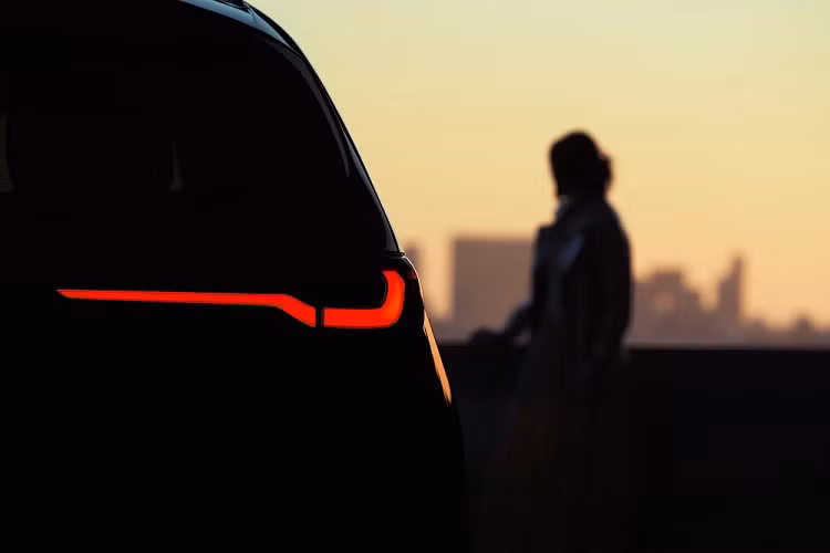 "Được phát triển dựa trên cơ sở gầm bệ hoàn toàn mới với kích thước dài, rộng hơn những mẫu xe Mazda hiện tại, CX-90 sẽ tiếp tục mang trên mình triết lý thiết kế Kodo", Mazda Bắc Mỹ viết trên fanpage chính thức.