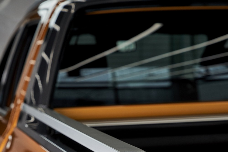 Ngoài ra, thùng sau của xe còn tích hợp bệ bước chân nằm bên dưới cản sau, giúp người dùng lên/xuống dễ dàng hơn. Trang bị này kết hợp với cửa thùng sau dễ mở ra, đóng vào và có thể tận dụng làm ghế ngồi. Nếu chi thêm tiền, khách hàng có thể trang bị nắp thùng sau dạng cuốn chỉnh điện cho xe.