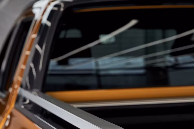 Ngoài ra, thùng sau của xe còn tích hợp bệ bước chân nằm bên dưới cản sau, giúp người dùng lên/xuống dễ dàng hơn. Trang bị này kết hợp với cửa thùng sau dễ mở ra, đóng vào và có thể tận dụng làm ghế ngồi. Nếu chi thêm tiền, khách hàng có thể trang bị nắp thùng sau dạng cuốn chỉnh điện cho xe.