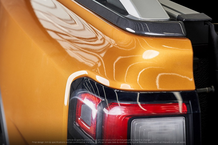 Tiếp đến là các tấm gỗ được thiết kế dành riêng cho Ford Ranger 2022 để chủ xe tạo ra những ngăn chứa đồ theo ý muốn. Trong khi đó, lòng thùng sau ít trơn trượt hơn, dễ lau chùi và tạo cảm giác thoải mái cho người dùng khi phải quỳ gối. Những chi tiết thực dụng khác của Ford Ranger 2022 bao gồm thanh để buộc đồ và baga nóc. Phần nóc xe có thể chở đồ nặng 350 kg khi đứng yên hoặc 85 kg khi chạy trên đường.