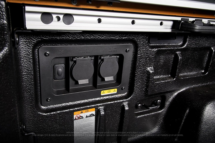 Với những ai muốn dùng Ranger 2022 để đi cắm trại hoặc tham gia các hoạt động ngoài trời cần nhiều điện hơn, hãng Ford sẽ đáp ứng bằng cách để sẵn chỗ trống cho ắc quy thứ hai bên dưới nắp ca-pô. Bên cạnh đó là bảng công tắc phụ đã được nối sẵn dây, dùng cho đèn trên nóc, tời kéo, thân nhỏng hoặc thiết bị kéo.