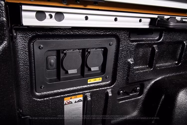 Với những ai muốn dùng Ranger 2022 để đi cắm trại hoặc tham gia các hoạt động ngoài trời cần nhiều điện hơn, hãng Ford sẽ đáp ứng bằng cách để sẵn chỗ trống cho ắc quy thứ hai bên dưới nắp ca-pô. Bên cạnh đó là bảng công tắc phụ đã được nối sẵn dây, dùng cho đèn trên nóc, tời kéo, thân nhỏng hoặc thiết bị kéo.