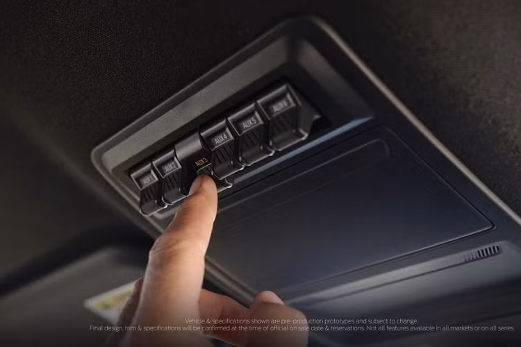 Khi người lái dùng tính năng Zone, chỉnh qua màn hình thông tin giải trí hoặc điện thoại thông minh, Ford Ranger 2022 sẽ chiếu sáng khu vực xung quanh thân xe hoặc các khu vực cụ thể. Ngoài ra, xe còn có hệ thống đèn ở thùng sau để người dùng dễ tìm đồ trong bóng tối.