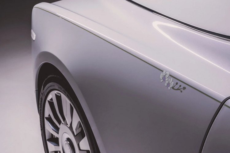 Ngoài ra, những bông hoa lan còn xuất hiện trên chắn bùn trước của xe. Nội thất là sự kết hợp của các gam màu Grace White, Havan và Smoke Grey với đường chỉ khâu màu Dark Olive.