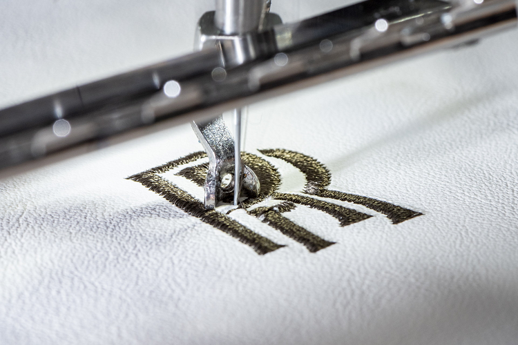 Màu sơn độc đáo cho ngoại thất của Phantom Orchid có màu trắng Arctic White làm lớp nền, với một chút ánh tím và các hạt thủy tinh mịn cho vẻ ngoài như ngọc trai có thể thay đổi tùy theo góc nhìn và ánh sáng