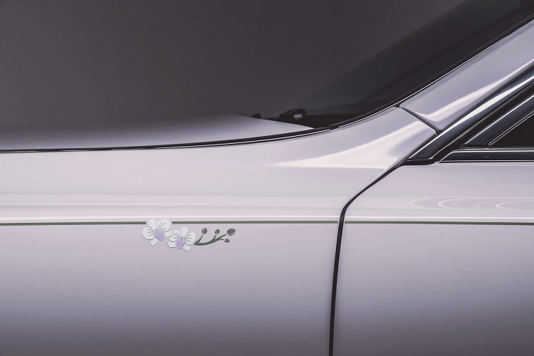 Tác phẩm Rolls-Royce Phantom Orchid siêu sang này được đặt hàng bởi một khách hàng Singapore, với cảm hứng lấy từ loài hoa phong lan, một trong những biểu tượng nổi tiếng của đảo quốc sư tử.