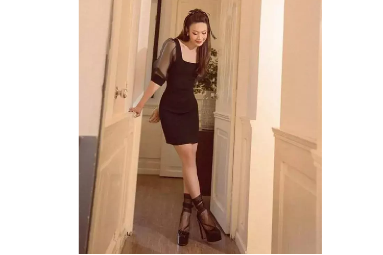 Trước đây, Luna Đào chỉ dừng lại ở những chiếc váy ôm sát hình thể để thể hiện nét duyên dáng, mong manh. 