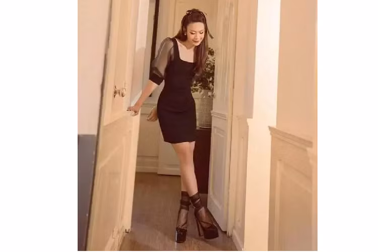 Trước đây, Luna Đào chỉ dừng lại ở những chiếc váy ôm sát hình thể để thể hiện nét duyên dáng, mong manh. 