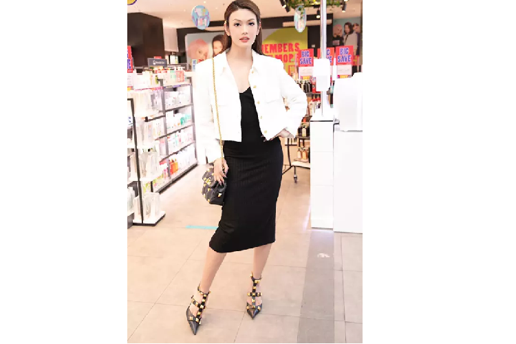 Đào Bá Lộc khoe chân thon và làn da nuột nà khi mặc trang phục kết hợp giữa blazer dáng lửng và chân váy tiệp màu. 