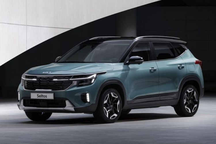 Chiếc SUV đô thị Kia Seltos 2023 còn lại được sơn màu xám đậm có tên Gravity Gray. Phần lớn các chi tiết ngoại thất trên chiếc xe này đều được sơn màu tối, bao gồm cả nẹp hình sừng bò bên dưới hốc gió trung tâm và vành la-zăng. Ngoài ra, thiết kế vành la-zăng của chiếc Kia Seltos 2023 này cũng khác so với chiếc còn lại. Tổng thể của chiếc này trông khỏe khoắn hơn.