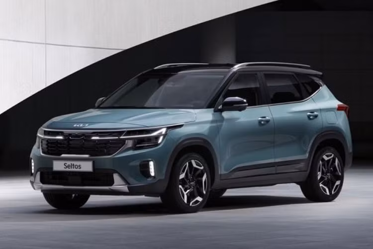 Chiếc SUV đô thị Kia Seltos 2023 còn lại được sơn màu xám đậm có tên Gravity Gray. Phần lớn các chi tiết ngoại thất trên chiếc xe này đều được sơn màu tối, bao gồm cả nẹp hình sừng bò bên dưới hốc gió trung tâm và vành la-zăng. Ngoài ra, thiết kế vành la-zăng của chiếc Kia Seltos 2023 này cũng khác so với chiếc còn lại. Tổng thể của chiếc này trông khỏe khoắn hơn.