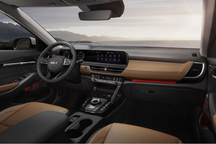 Bên cạnh đó, Kia Seltos được bổ sung bảng màu nội thất mới, công nghệ xe hơi kết nối UVO. Đặc biệt, xe được trang bị màn hình kép 10,25 inch hiện đại tương tự mẫu xe đàn anh Kia Sportage.