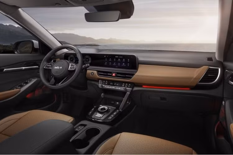 Bên cạnh đó, Kia Seltos được bổ sung bảng màu nội thất mới, công nghệ xe hơi kết nối UVO. Đặc biệt, xe được trang bị màn hình kép 10,25 inch hiện đại tương tự mẫu xe đàn anh Kia Sportage.