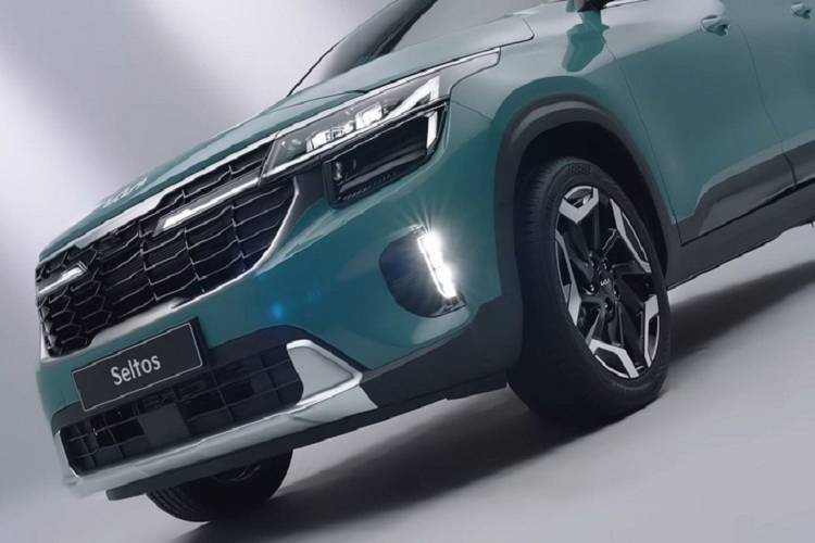 Trong loạt ảnh mới nhất, có 2 chiếc Kia Seltos 2023 xuất hiện, bao gồm một chiếc sơn màu xanh ngọc với nóc đen tương phản, đi kèm bộ vành hợp kim 18 inch thiết kế đa chấu và sơn phối hai màu thể thao.