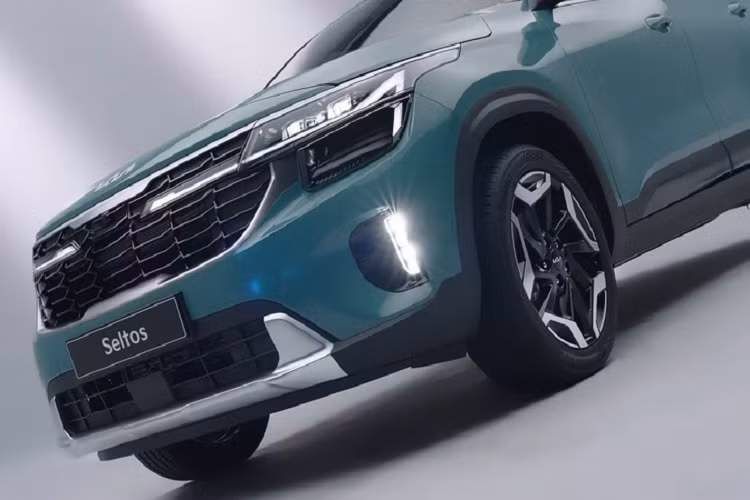 Trong loạt ảnh mới nhất, có 2 chiếc Kia Seltos 2023 xuất hiện, bao gồm một chiếc sơn màu xanh ngọc với nóc đen tương phản, đi kèm bộ vành hợp kim 18 inch thiết kế đa chấu và sơn phối hai màu thể thao.