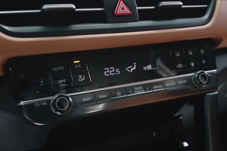 Cụ thể, xe sẽ có thêm hệ thống phát hiện điểm mù chủ động và cảnh báo phương tiện cắt ngang khi lùi, hệ thống hỗ trợ bám làn đường, cảnh báo va chạm khi mở cửa xe và hệ thống phanh khẩn cấp tự động tích hợp tính năng phát hiện người đạp xe.