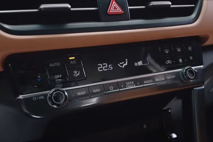 Cụ thể, xe sẽ có thêm hệ thống phát hiện điểm mù chủ động và cảnh báo phương tiện cắt ngang khi lùi, hệ thống hỗ trợ bám làn đường, cảnh báo va chạm khi mở cửa xe và hệ thống phanh khẩn cấp tự động tích hợp tính năng phát hiện người đạp xe.