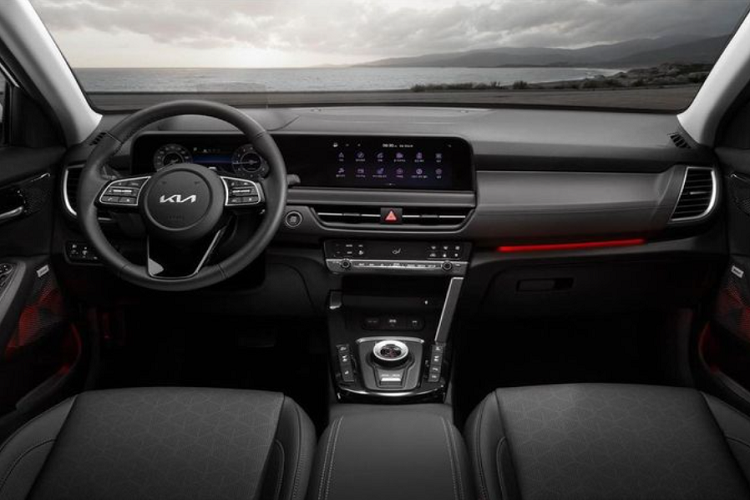 Không gian cabin phiên bản mới được nâng cấp hiện đại và sang trọng hơn. Cửa gió điều hòa trung tâm của xe được thu nhỏ và tách rời với nút bấm khởi động máy. Cần số truyền thống được loại bỏ và chuyển sang dạng núm xoay chuyển số khiến cụm điều khiển trung tâm trông gọn gàng hơn.