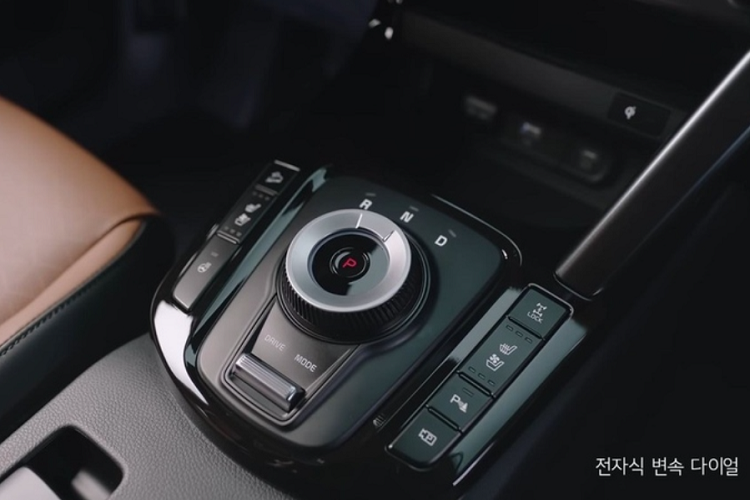 Thông số cụ thể về sức mạnh động cơ Kia Seltos vẫn chưa được nhà sản xuất công bố. Nhiều khả năng, mẫu xe sẽ được cung cấp với hai tùy chọn động cơ. Tùy chọn thứ nhất là động cơ xăng Smartstream 4 xi-lanh dung tích 2.0L hút khí tự nhiên. Động cơ này sản sinh công suất tối đa 149 mã lực và mô-men xoắn cực đại 179 Nm, kết hợp với hộp số biến thiên vô cấp IVT.