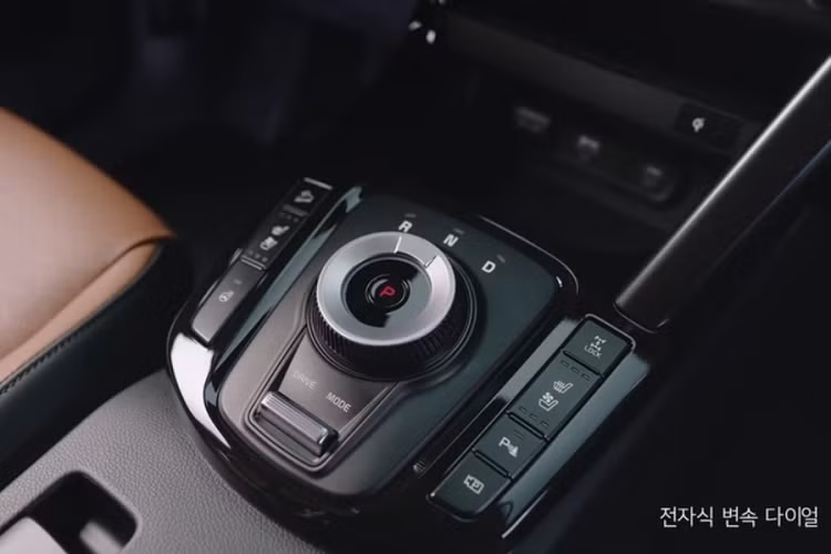 Thông số cụ thể về sức mạnh động cơ Kia Seltos vẫn chưa được nhà sản xuất công bố. Nhiều khả năng, mẫu xe sẽ được cung cấp với hai tùy chọn động cơ. Tùy chọn thứ nhất là động cơ xăng Smartstream 4 xi-lanh dung tích 2.0L hút khí tự nhiên. Động cơ này sản sinh công suất tối đa 149 mã lực và mô-men xoắn cực đại 179 Nm, kết hợp với hộp số biến thiên vô cấp IVT.