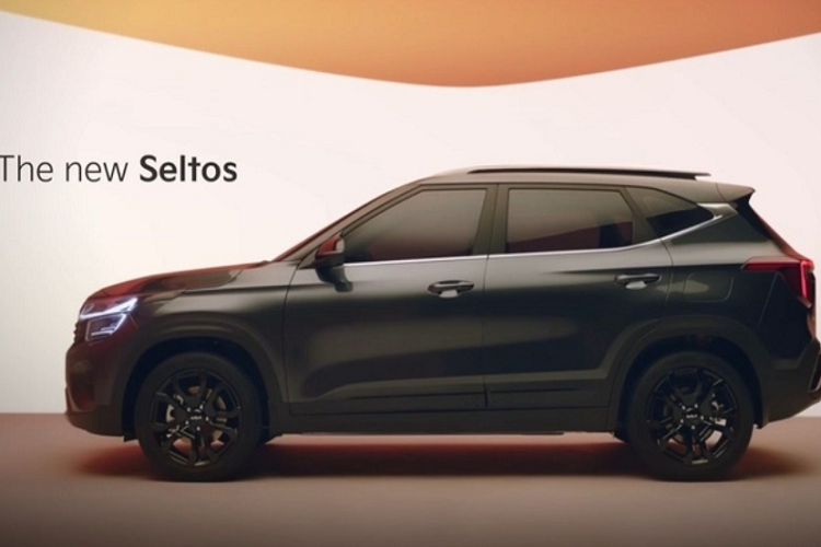 Di chuyển ra phía sau, đèn hậu với thiết kế bản đồ sao, nối liền với nhau bằng dải đèn ở giữa thay vì tách rời như trước, cản sau mới, đèn phản quang được đặt chung hốc với đèn lùi và tấm ốp gầm màu bạc cỡ lớn hơn.