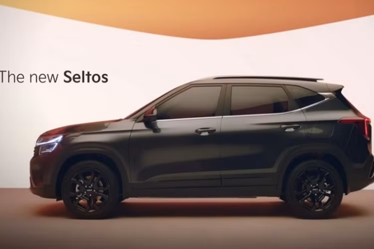 Di chuyển ra phía sau, đèn hậu với thiết kế bản đồ sao, nối liền với nhau bằng dải đèn ở giữa thay vì tách rời như trước, cản sau mới, đèn phản quang được đặt chung hốc với đèn lùi và tấm ốp gầm màu bạc cỡ lớn hơn.