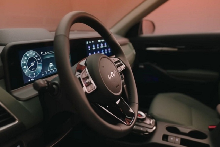 Kia Motors cũng sẽ trang bị hệ thống 6 túi khí trên tất cả các biến thể Seltos tương tự như trên Carens mới nhằm tăng cường khả năng đảm bảo an toàn cho người dùng. Gói trang bị an toàn trên Kia Seltos 2023 được bổ sung nhiều tính năng mới.