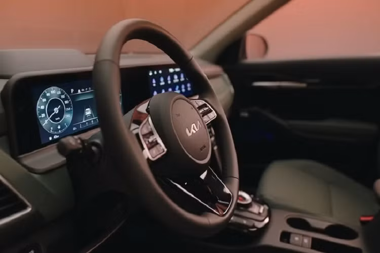 Kia Motors cũng sẽ trang bị hệ thống 6 túi khí trên tất cả các biến thể Seltos tương tự như trên Carens mới nhằm tăng cường khả năng đảm bảo an toàn cho người dùng. Gói trang bị an toàn trên Kia Seltos 2023 được bổ sung nhiều tính năng mới.