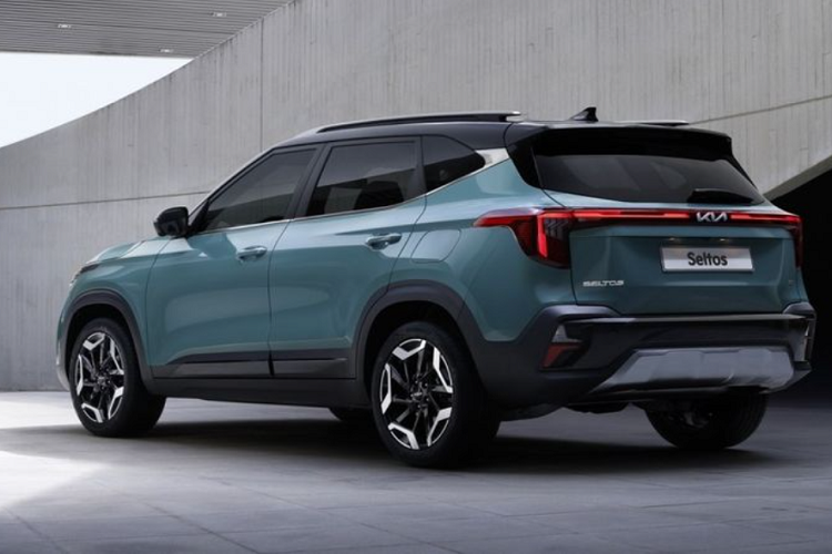 Tại Việt Nam, xe đang được phân phối 3 phiên bản, mức giá xe Kia Seltos lần lượt từ 639 triệu đồng, 699 triệu đồng và 749 triệu đồng. Tính đến tháng 5, mẫu xe này đang đứng thứ 2 về doanh số trong phân khúc SUV/Crossover cỡ B tại Việt Nam với mức tiêu thụ 7.194 xe, xếp dưới Toyota Corolla Cross (9.462 xe).