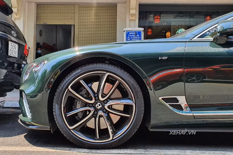 Chiếc Bentley Continental GT V8 siêu sang này được trang bị bộ mâm 5 chấu kép sơn 2 tông thể thao, đồng thời gây ấn tượng khi có thêm ốp lườn sợi carbon và cánh gió đuôi sợi carbon. Những chiếc Continental GT V8 còn lại ở Việt Nam hầu hết đều không có chi tiết này.