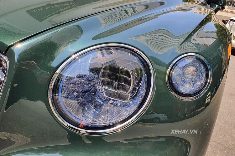 Một trong những chi tiết mang giá trị nghệ thuật cao nhất trên Bentley Continental GT thế hệ thứ ba là hệ thống đèn pha dạng LED Matrix, được lấy cảm hứng thiết kế từ kính pha lê với bề mặt bên trong được làm trong suốt tạo hiệu ứng như đang lấp lánh.