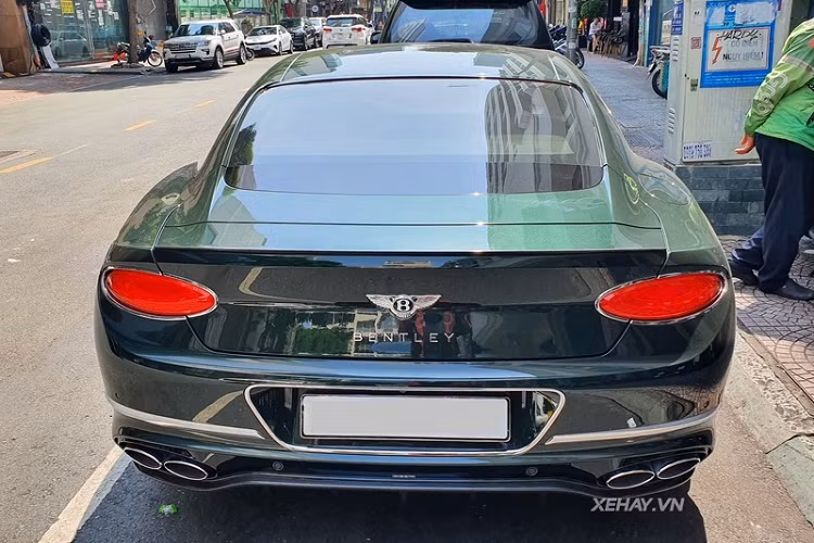 "Trái tim" của Continental GT V8 là cỗ máy tăng áp kép V8 sản sinh công suất 542 mã lực và mô-men xoắn cực đại 770 Nm, kết hợp cùng hộp số tự động 8 cấp, giúp chiếc xe siêu sang có thể tăng tốc 0 – 100 km/h trong 3,9 giây, tốc độ tối đa đạt 318 km/h. Khi mới về Việt Nam, giá xe Bentley Continental GT V8 sẽ không dưới 16 tỷ đồng.