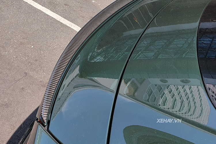 Về thiết kế, Bentley Continental GT V8 trông thanh mảnh, gọn gàng hơn đáng kể so với phiên bản trước. Phần đầu xe thu hút người nhìn với lưới tản nhiệt mở rộng, rãnh lưới đan chéo hình vảy rồng.