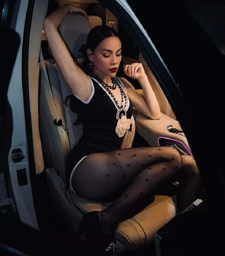 Song không thể phủ nhận trình mix&amp;match khéo léo của Hồ Ngọc Hà và ekip để tạo nên một tổng thể vừa sành điệu vừa sang trọng.