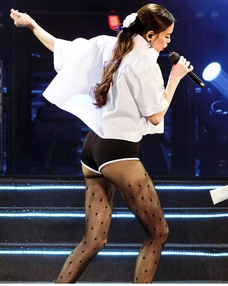 Trước đây, Hà Hồ từng nhiều lần nhận ý kiến trái chiều vì đồ diễn quá ngắn nhưng vẫn chưa chừa. Mặc dù đã mặc thêm lớp quần tất tối màu phía trong, song thiết kế cũn cỡn ở bên ngoài vẫn khiến cô trông phản cảm khi hoạt động mạnh, lộ gần nguyên vòng 3 trước mắt khán giả.