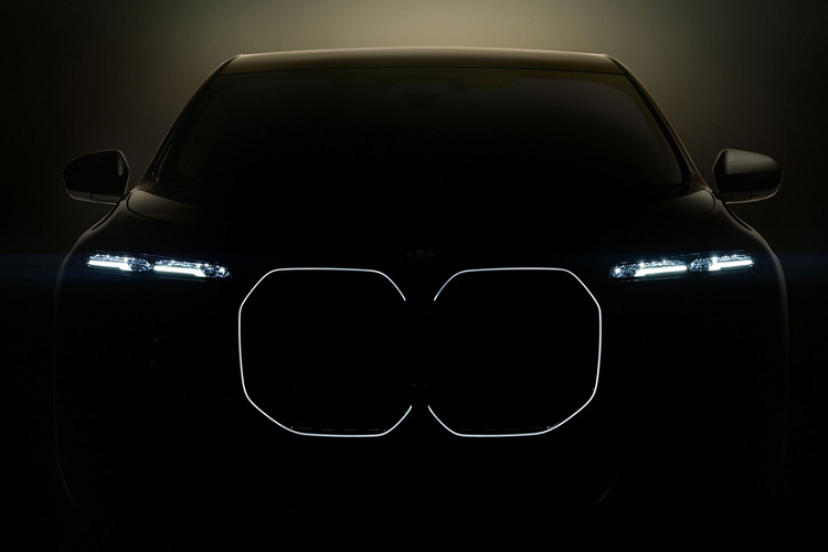Trước đó, một bài post khác của BMW cũng hé lộ thiết kế phần đầu xe của i7, với lưới tản nhiệt quả thận phát sáng và dải đèn daylight cũng như bộ đèn chiếu sáng chính thiết kế đặc trưng - tương tự như những người anh em X7 - SUV fullsize hay xe điện iX thế hệ mới.
