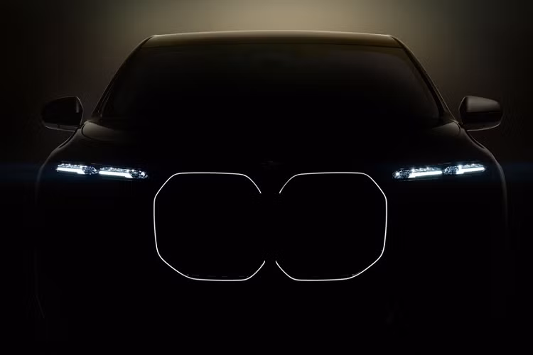 Trước đó, một bài post khác của BMW cũng hé lộ thiết kế phần đầu xe của i7, với lưới tản nhiệt quả thận phát sáng và dải đèn daylight cũng như bộ đèn chiếu sáng chính thiết kế đặc trưng - tương tự như những người anh em X7 - SUV fullsize hay xe điện iX thế hệ mới.