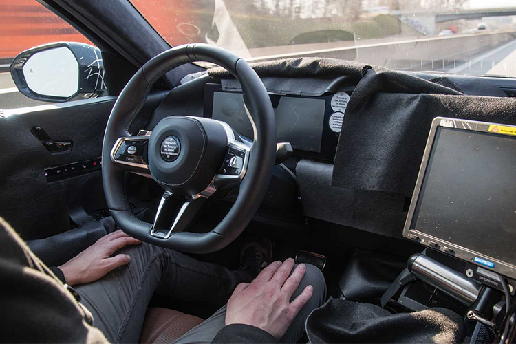 Cùng ra mắt với BMW i7 lần này còn có 7 Series thế hệ mới. Mẫu sedan fullsize nhà BMW hứa hẹn sẽ được trang bị khối động cơ V8 hybrid, đem lại sức mạnh đạt ngưỡng 600 mã lực - tương đương phiên bản chạy điện i7. Tuy nhiên tất cả những con số này đều chỉ là phỏng đoán tạm thời. 