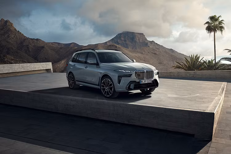 Đại diện hãng vẫn chưa chính thức xác nhận cấu hình sức mạnh của BMW i7 điện hoàn toàn mới, nhưng nhiều nguồn tin cho rằng mẫu sedan fullsize thuần điện này sẽ chia sẻ chung với BMW iX M60 khối động cơ điện có công suất 600 mã lực ở chế độ thông thường.