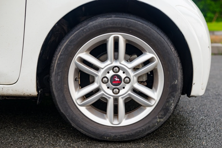 Toyota iQ sử dụng động cơ 4 xi-lanh dung tích 1.3 lít, công suất 93 mã lực và mô-men xoắn 118 Nm, đi kèm là hộp số CVT và hệ dẫn động cầu trước. Xe mất 11,8 giây để đạt vận tốc 100 km/h.