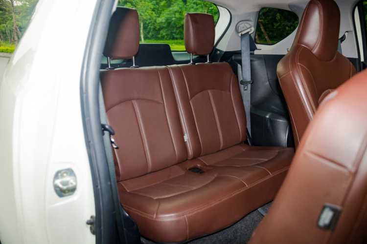 Hệ thống ghế ngồi đã được chủ xe bọc lại da màu nâu, hàng ghế trước chỉnh cơ. Hàng ghế sau có kích thước khá nhỏ chỉ phù hợp để đồ. Khu vực chính giữa táp-lô là màn hình giải trí Android, kết nối Bluetooth, USB. Cụm núm chỉnh điều hoà được đặt dọc.