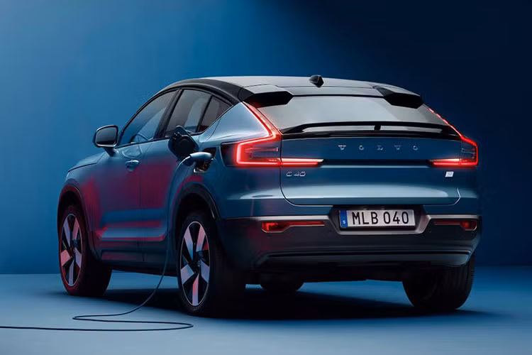 Mẫu xe điện cỡ nhỏ chia sẻ chung hệ truyền động P8 AWD với XC40 Recharge, bao gồm hai mô-tơ điện đặt ở trục trước/sau cho tổng công suất 402 mã lực và momen xoắn cực đại 660 Nm. 