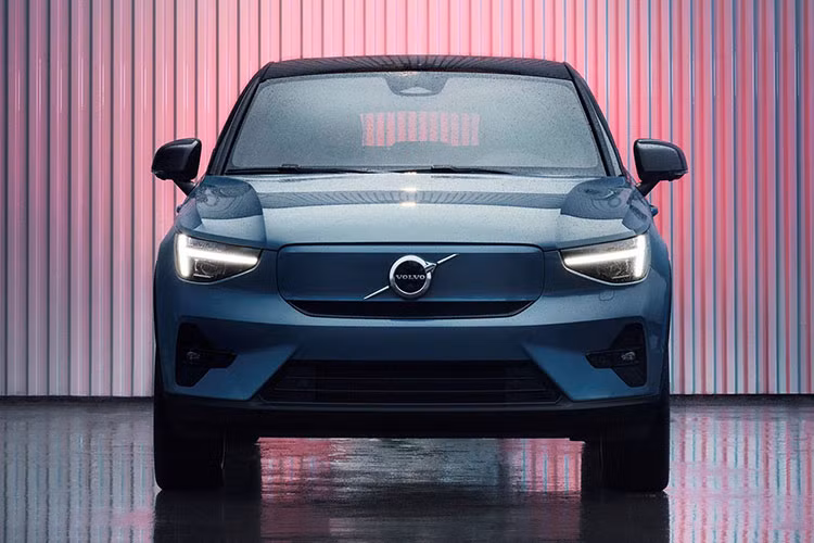 Sức mạnh này cho phép chiếc xe tăng tốc từ 0 - 100 km/h trong 4,7 giây, đạt tốc độ tối đa 180 km/h. Cung cấp năng lượng cho các mô-tơ điện là bộ pin lithium-ion 78 kWh cho phạm vi hoạt động 420 km theo chu kỳ thử nghiệm WLTP của châu Âu. 