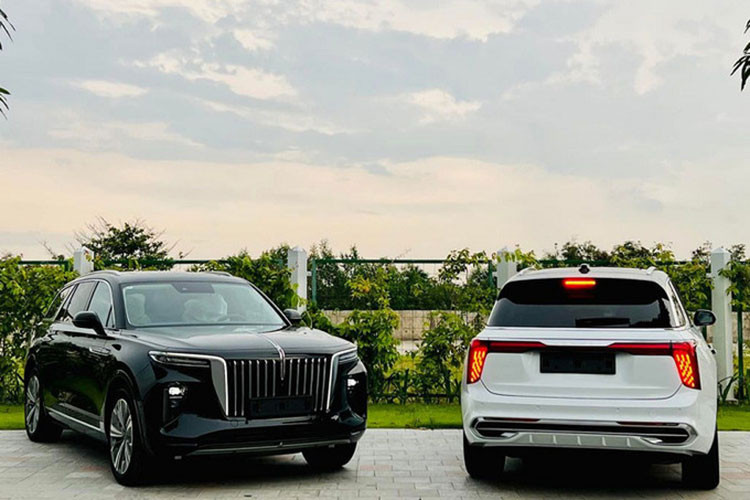 Mức giá xe Hongqi E-HS9 2022 tương ứng với 4 phiên bản tại Việt Nam gồm Excutive 7 chỗ, Deluxe 7 chỗ, Premium 6 chỗ và Flagship 4 chỗ được niêm yết từ 2,768 - 2,968 - 3,339 và 3,688 tỷ đồng.