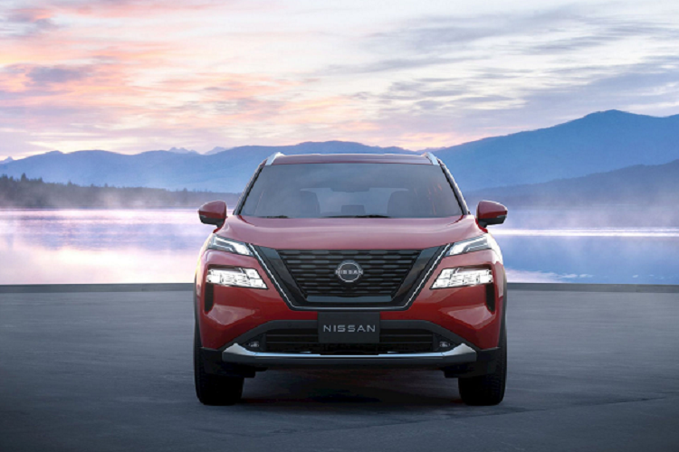 Mẫu xe kết hợp với thiết kế đèn pha tách đôi, lưới tản nhiệt V-motion mạ chrome, đèn chiếu sáng được thiết kế cách điệu. X-Trail thế hệ thứ tư trông gần như giống với Nissan Rogue đã được giới thiệu vào cuối năm 2020.