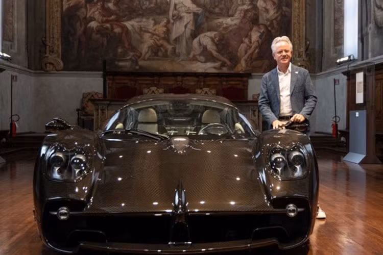 Chính chiếc Hypercar Pagani Utopia đặc biệt này đã được lấy cảm hứng từ tác phẩm của Leonardo da Vinci và hiện chiếc xe này đang được ra mắt công chúng bên cạnh các tác phẩm của vị họa sĩ huyền thoại.