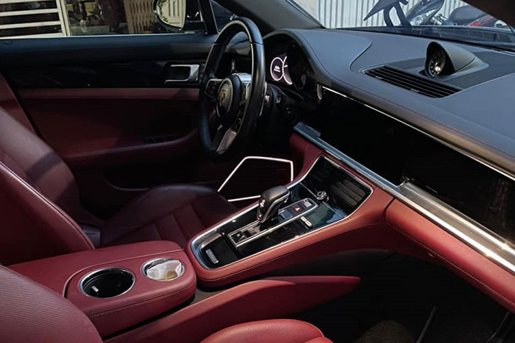 Sau khi được chủ nhân tại Lào Cai mua về, chiếc xe được mang đi làm các thủ tục sang tên cũng như bấm biển số mới.